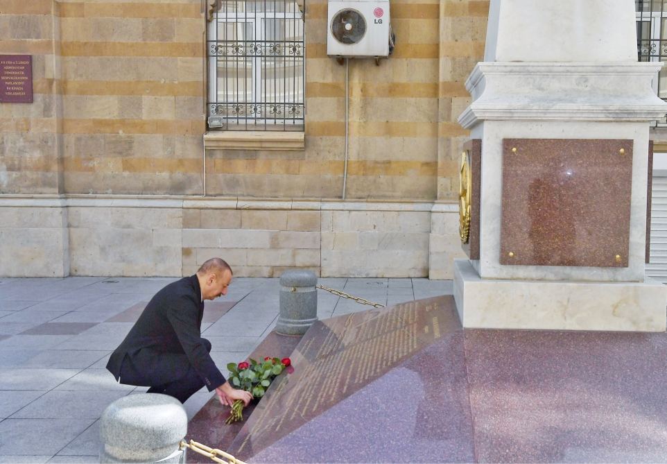 Prezident İlham Əliyev Azərbaycan Xalq Cümhuriyyətinin şərəfinə ucaldılmış abidəni ziyarət edib (FOTO) (YENİLƏNİB)