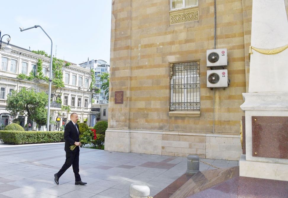Prezident İlham Əliyev Azərbaycan Xalq Cümhuriyyətinin şərəfinə ucaldılmış abidəni ziyarət edib (FOTO) (YENİLƏNİB)