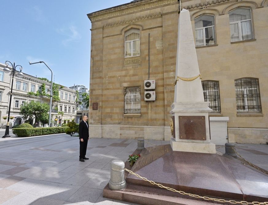 Prezident İlham Əliyev Azərbaycan Xalq Cümhuriyyətinin şərəfinə ucaldılmış abidəni ziyarət edib (FOTO) (YENİLƏNİB)