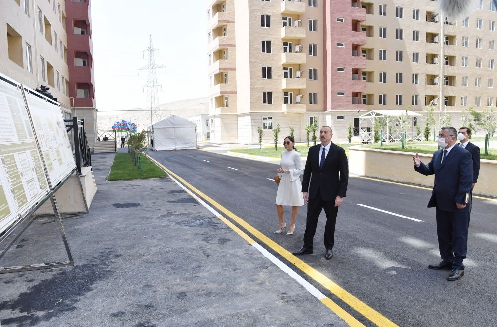 Prezident İlham Əliyev və birinci xanım Mehriban Əliyeva məcburi köçkünlər üçün salınmış “Qobu Park-3” yaşayış kompleksinin açılışında iştirak ediblər (FOTO/VİDEO) (YENİLƏNİB-2)