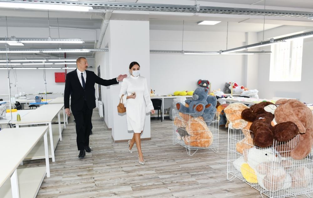 Prezident İlham Əliyev və birinci xanım Mehriban Əliyeva məcburi köçkünlər üçün salınmış “Qobu Park-3” yaşayış kompleksinin açılışında iştirak ediblər (FOTO/VİDEO) (YENİLƏNİB-2)
