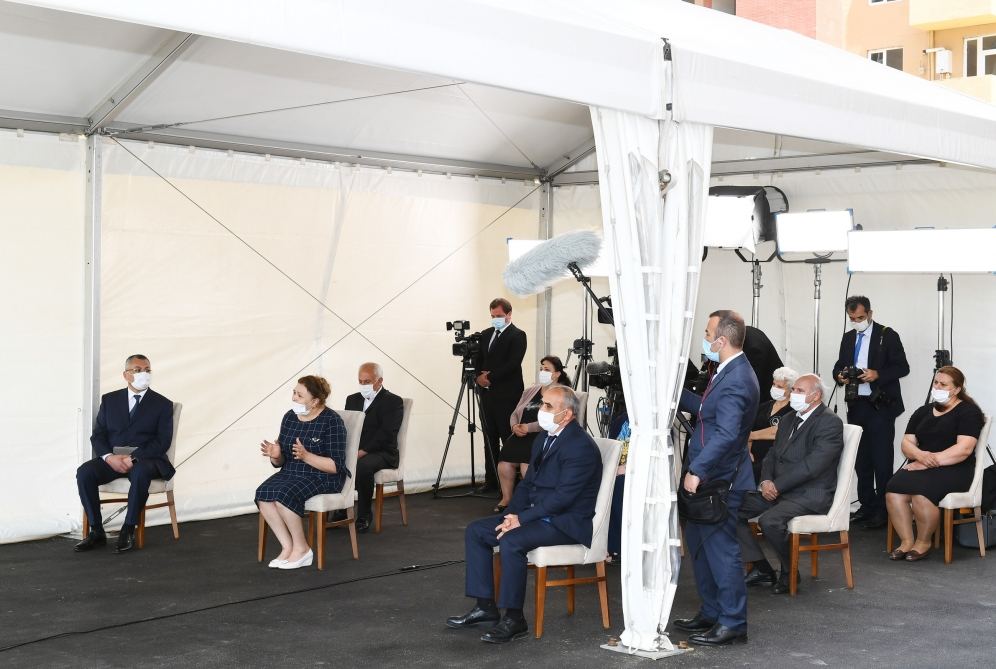 Prezident İlham Əliyev və birinci xanım Mehriban Əliyeva məcburi köçkünlər üçün salınmış “Qobu Park-3” yaşayış kompleksinin açılışında iştirak ediblər (FOTO/VİDEO) (YENİLƏNİB-2)