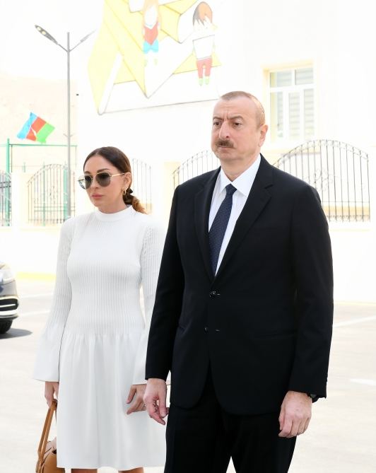 Prezident İlham Əliyev və birinci xanım Mehriban Əliyeva məcburi köçkünlər üçün salınmış “Qobu Park-3” yaşayış kompleksinin açılışında iştirak ediblər (FOTO/VİDEO) (YENİLƏNİB-2)