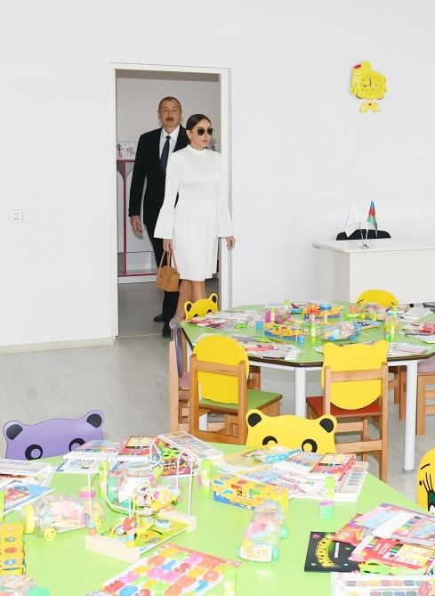 Prezident İlham Əliyev və birinci xanım Mehriban Əliyeva məcburi köçkünlər üçün salınmış “Qobu Park-3” yaşayış kompleksinin açılışında iştirak ediblər (FOTO/VİDEO) (YENİLƏNİB-2)