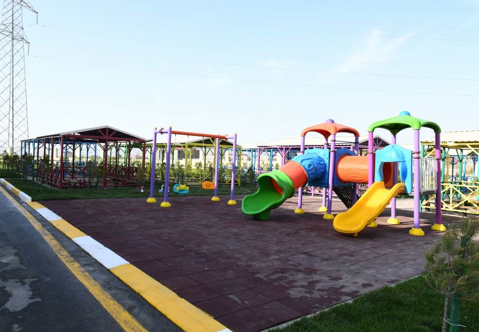 Prezident İlham Əliyev və birinci xanım Mehriban Əliyeva məcburi köçkünlər üçün salınmış “Qobu Park-3” yaşayış kompleksinin açılışında iştirak ediblər (FOTO/VİDEO) (YENİLƏNİB-2)