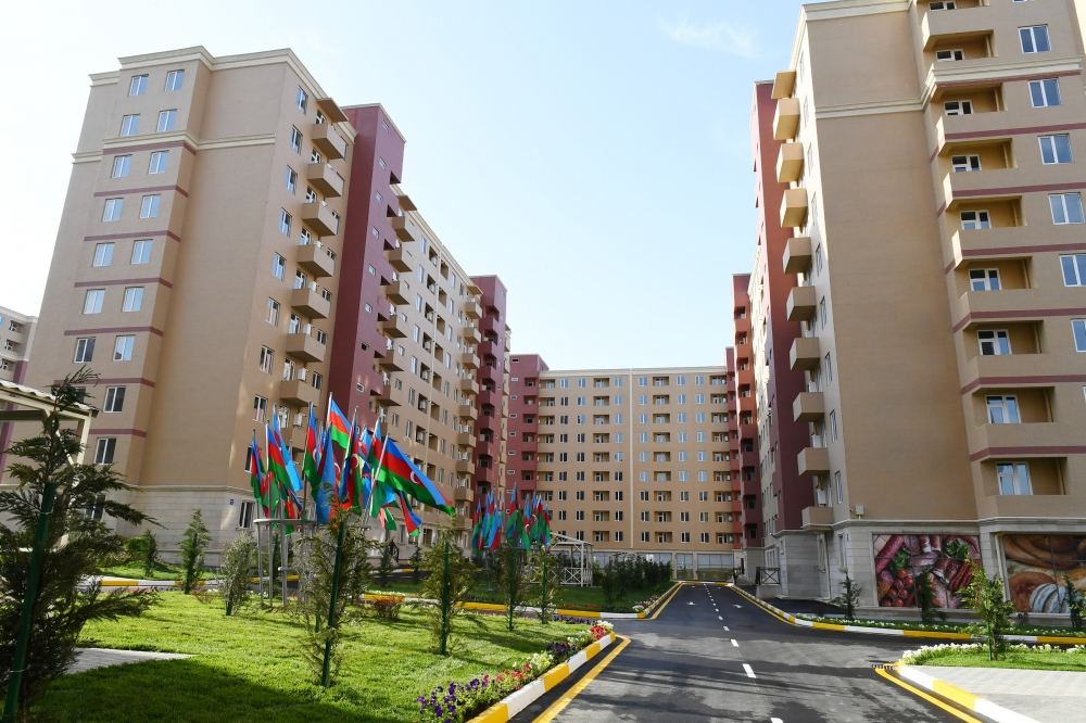 Prezident İlham Əliyev və birinci xanım Mehriban Əliyeva məcburi köçkünlər üçün salınmış “Qobu Park-3” yaşayış kompleksinin açılışında iştirak ediblər (FOTO/VİDEO) (YENİLƏNİB-2)