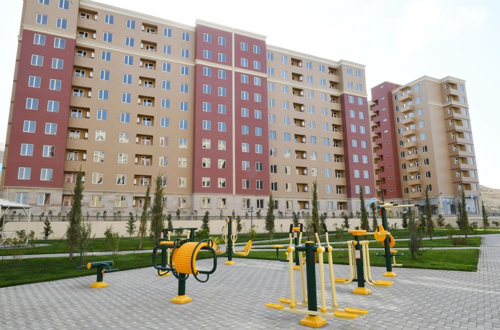 Prezident İlham Əliyev və birinci xanım Mehriban Əliyeva məcburi köçkünlər üçün salınmış “Qobu Park-3” yaşayış kompleksinin açılışında iştirak ediblər (FOTO/VİDEO) (YENİLƏNİB-2)
