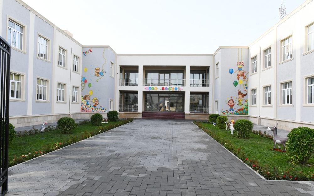 Prezident İlham Əliyev və birinci xanım Mehriban Əliyeva məcburi köçkünlər üçün salınmış “Qobu Park-3” yaşayış kompleksinin açılışında iştirak ediblər (FOTO/VİDEO) (YENİLƏNİB-2)