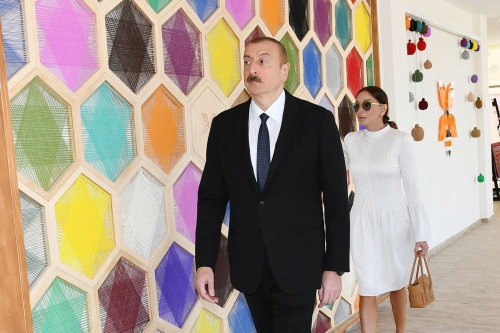 Prezident İlham Əliyev və birinci xanım Mehriban Əliyeva məcburi köçkünlər üçün salınmış “Qobu Park-3” yaşayış kompleksinin açılışında iştirak ediblər (FOTO/VİDEO) (YENİLƏNİB-2)