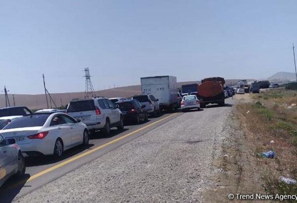 Bakıdan rayonlara avtomobillərin buraxılmaması böyük tıxac yaratdı (FOTO)