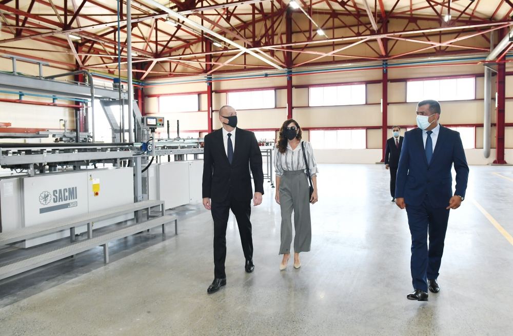 Prezident İlham Əliyev və birinci xanım Mehriban Əliyeva Gəncədə tikinti materialları istehsalı zavodunun açılışında iştirak ediblər (FOTO/VİDEO) (YENİLƏNİB)