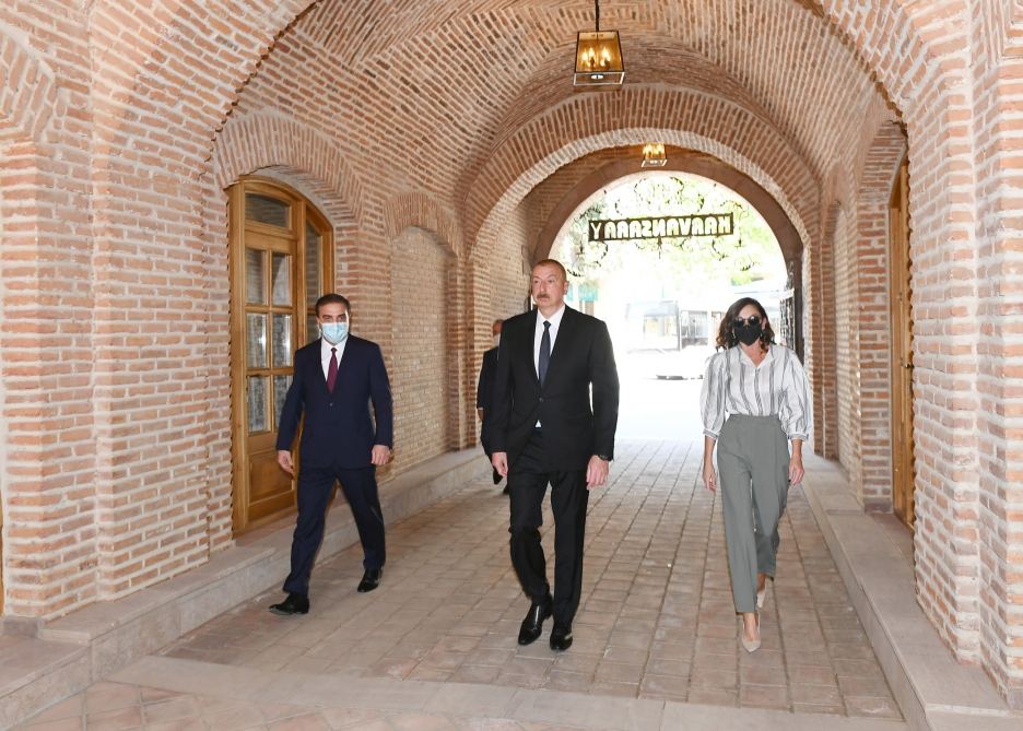 Prezident İlham Əliyev və birinci xanım Mehriban Əliyeva Gəncədə “Şah Abbas” və “Uğurlu Xan” karvansara kompleksinin bərpadan sonra açılışında iştirak ediblər (FOTO/VİDEO) (YENİLƏNİB 2)