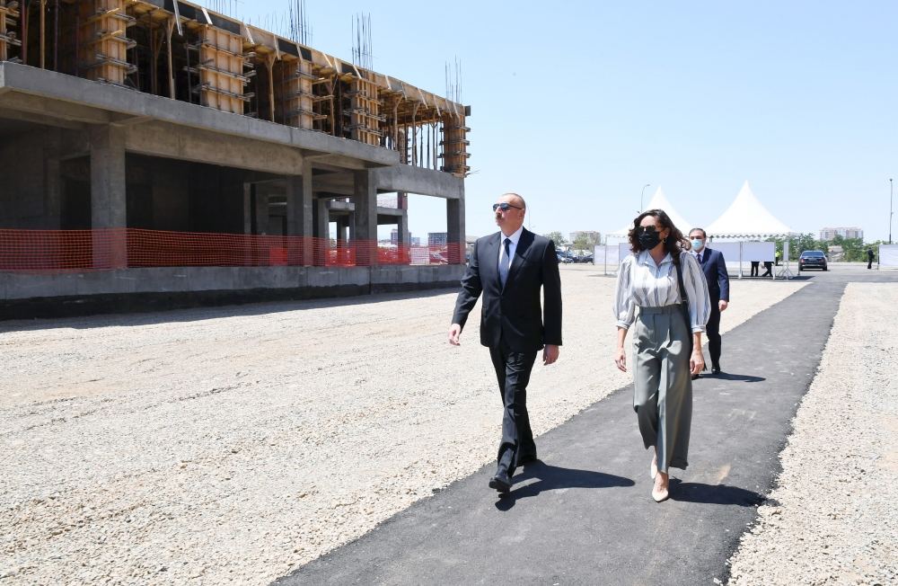 Prezident İlham Əliyev və birinci xanım Mehriban Əliyeva Gəncə şəhərində MİDA tərəfindən inşa edilən yaşayış kompleksinin tikintisi ilə tanış olublar (FOTO/VİDEO) (YENİLƏNİB)