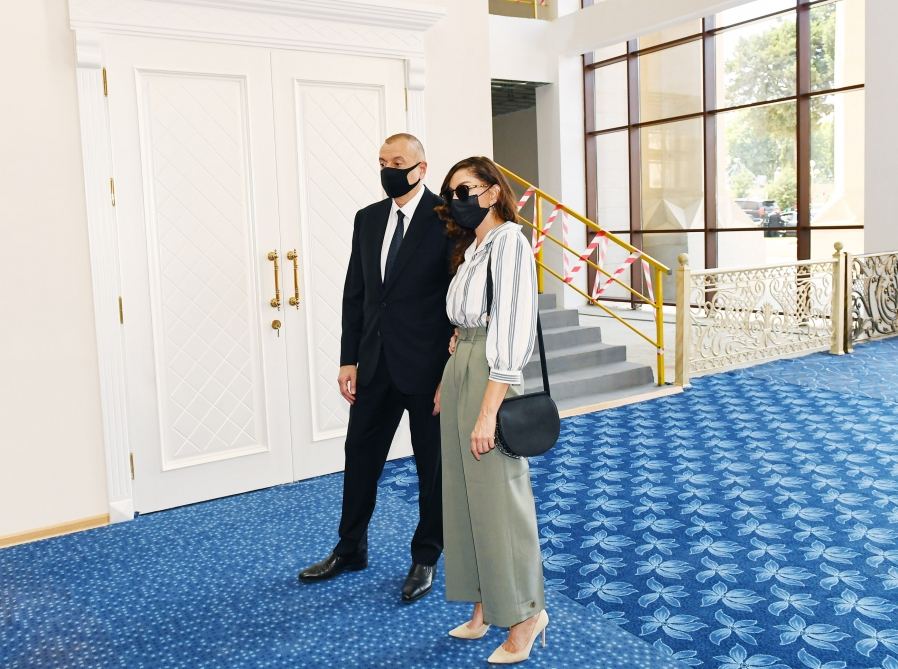 Prezident İlham Əliyev və birinci xanım Mehriban Əliyeva Gəncə Dövlət Dram Teatrının yeni binasının tikintisi ilə tanış olublar (FOTO/VİDEO) (YENİLƏNİB)
