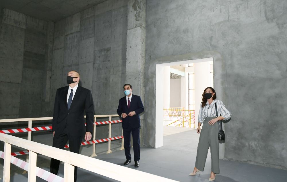Prezident İlham Əliyev və birinci xanım Mehriban Əliyeva Gəncə Dövlət Dram Teatrının yeni binasının tikintisi ilə tanış olublar (FOTO/VİDEO) (YENİLƏNİB)