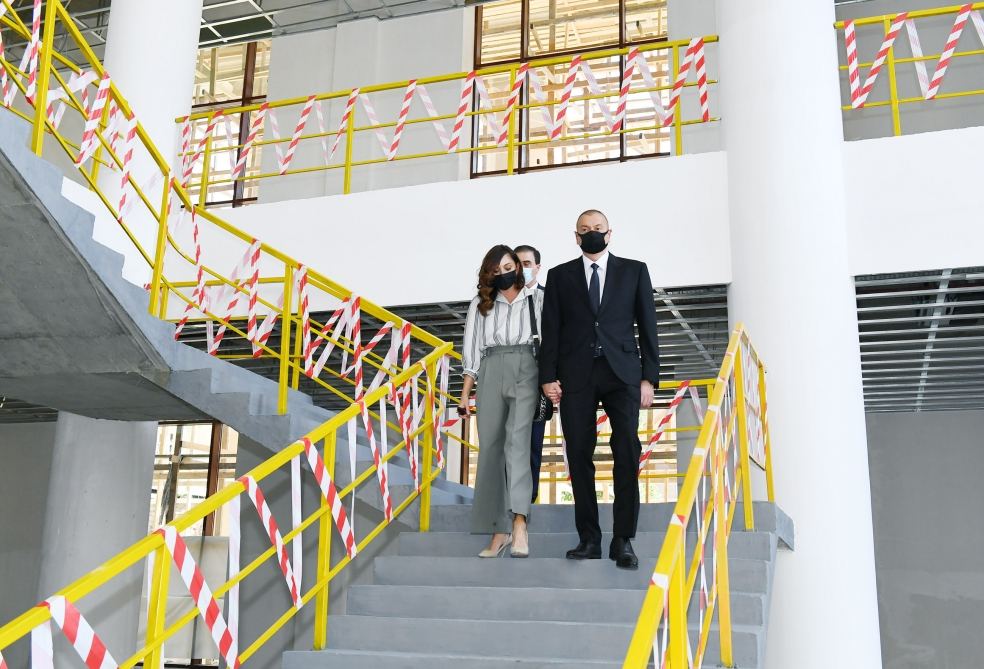 Prezident İlham Əliyev və birinci xanım Mehriban Əliyeva Gəncə Dövlət Dram Teatrının yeni binasının tikintisi ilə tanış olublar (FOTO/VİDEO) (YENİLƏNİB)