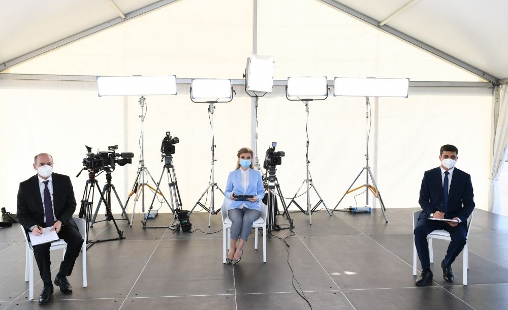 Prezident İlham Əliyev və birinci xanım Mehriban Əliyeva Bakının Xətai rayonunda modul tipli hospitalın açılışında iştirak ediblər (FOTO/VİDEO) (YENİLƏNİB-2)
