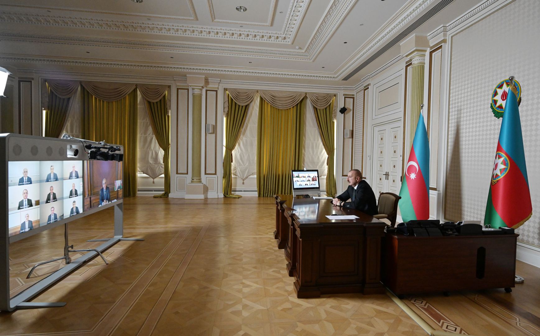 Prezident İlham Əliyevin sədrliyi ilə Nazirlər Kabinetinin 2020-ci ilin birinci yarısının sosial-iqtisadi inkişafının yekunlarına və qarşıda duran vəzifələrə həsr olunan iclası keçirilib (FOTO/VİDEO) (YENİLƏNİB 2)