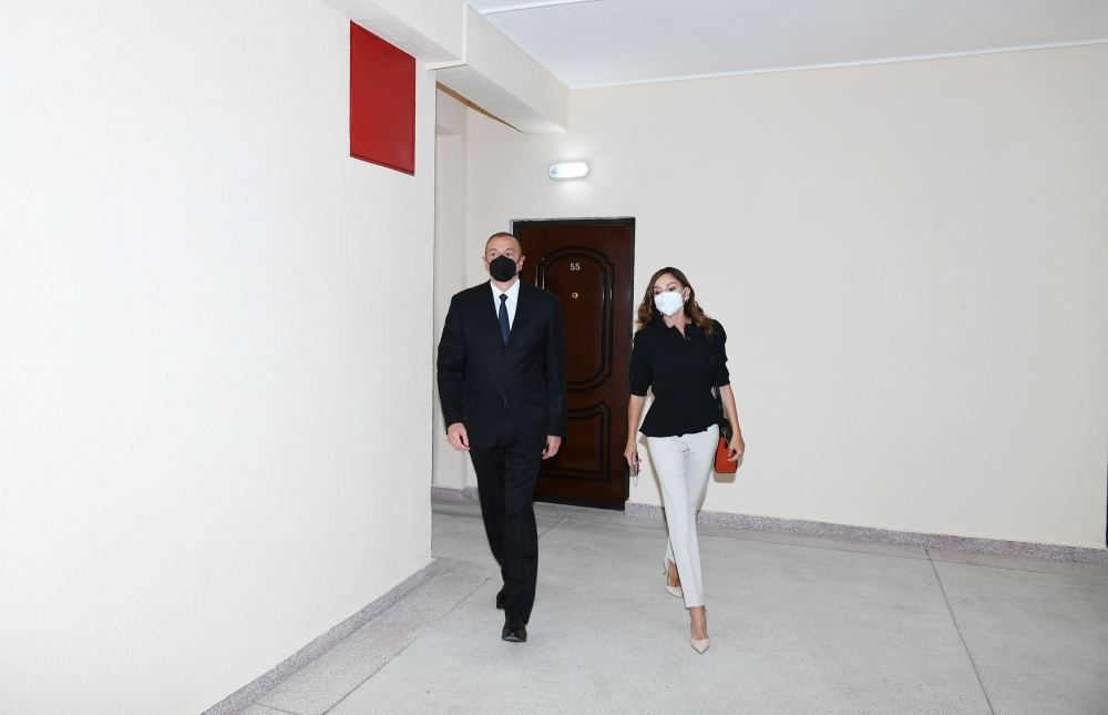 Prezident İlham Əliyev və birinci xanım Mehriban Əliyeva  Bakıda şəhid ailələrinə, müharibə əlillərinə mənzillərin və avtomobillərin təqdim olunması mərasimində iştirak edib (FOTO/VİDEO) (YENİLƏNİB)