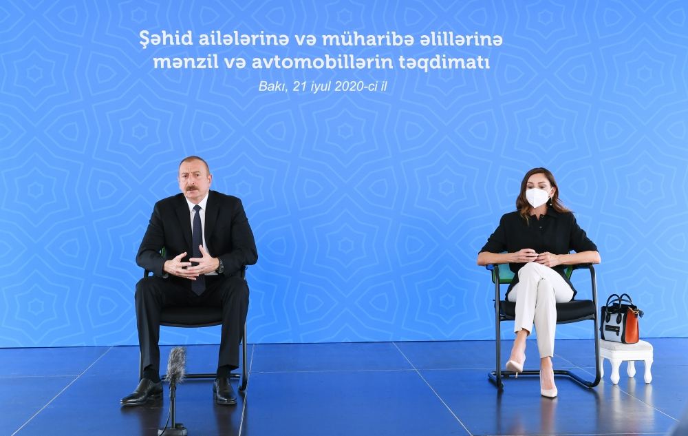 Prezident İlham Əliyev və birinci xanım Mehriban Əliyeva  Bakıda şəhid ailələrinə, müharibə əlillərinə mənzillərin və avtomobillərin təqdim olunması mərasimində iştirak edib (FOTO/VİDEO) (YENİLƏNİB)