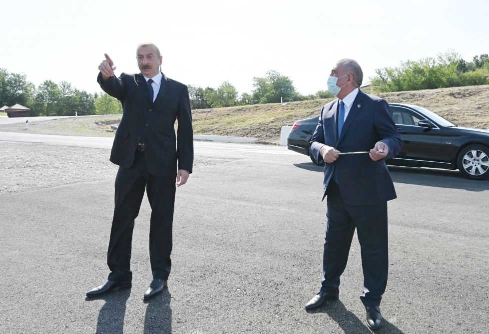 Prezident İlham Əliyev Bakı-Şamaxı-Muğanlı-İsmayıllı–Qəbələ avtomobil yolunun bir hissəsinin yenidən qurulması layihəsi ilə tanış olub (FOTO) (YENİLƏNİB)