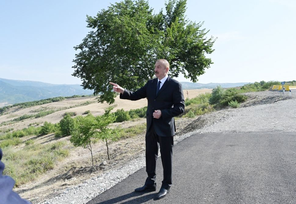 Prezident İlham Əliyev Bakı-Şamaxı-Muğanlı-İsmayıllı–Qəbələ avtomobil yolunun bir hissəsinin yenidən qurulması layihəsi ilə tanış olub (FOTO) (YENİLƏNİB)