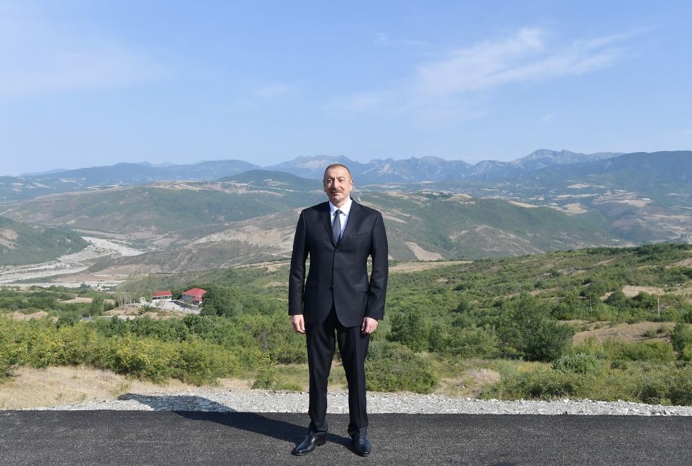 Prezident İlham Əliyev Bakı-Şamaxı-Muğanlı-İsmayıllı–Qəbələ avtomobil yolunun bir hissəsinin yenidən qurulması layihəsi ilə tanış olub (FOTO) (YENİLƏNİB)
