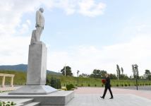 Prezident İlham Əliyev Şəkidə ulu öndər Heydər Əliyevin abidəsini ziyarət edib (FOTO) (YENİLƏNİB)