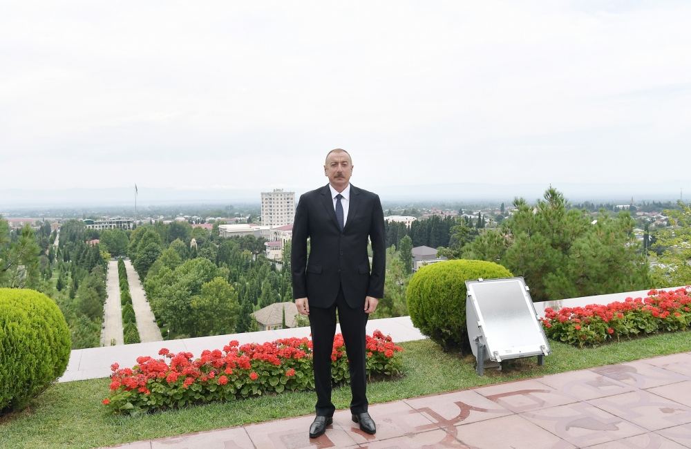 Prezident İlham Əliyev Balakəndə ulu öndər Heydər Əliyevin abidəsini ziyarət edib (FOTO) (YENİLƏNİB)