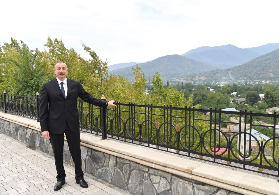 Prezident İlham Əliyev Balakəndə ulu öndər Heydər Əliyevin abidəsini ziyarət edib (FOTO) (YENİLƏNİB)