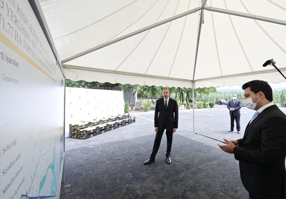 Prezident İlham Əliyev Balakəndə “Bal meyvə” bağçılıq təsərrüfatı ilə tanış olub (FOTO) (YENİLƏNİB)