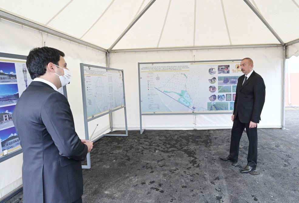 Prezident İlham Əliyev Balakəndə “Bal meyvə” bağçılıq təsərrüfatı ilə tanış olub (FOTO) (YENİLƏNİB)