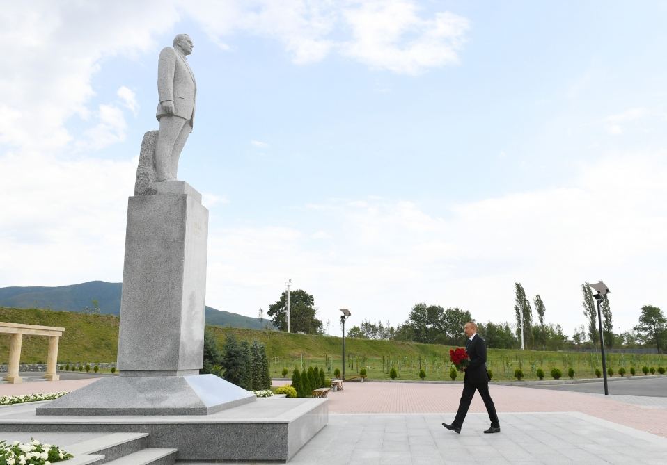 Prezident İlham Əliyev Şəkidə ulu öndər Heydər Əliyevin abidəsini ziyarət edib (FOTO) (YENİLƏNİB)