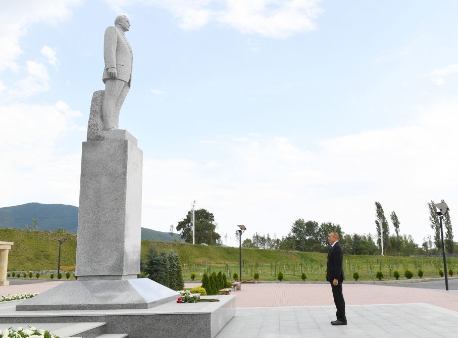 Prezident İlham Əliyev Şəkidə ulu öndər Heydər Əliyevin abidəsini ziyarət edib (FOTO) (YENİLƏNİB)