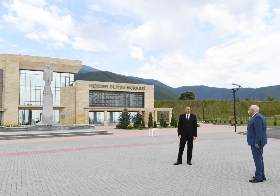 Prezident İlham Əliyev Şəkidə ulu öndər Heydər Əliyevin abidəsini ziyarət edib (FOTO) (YENİLƏNİB)