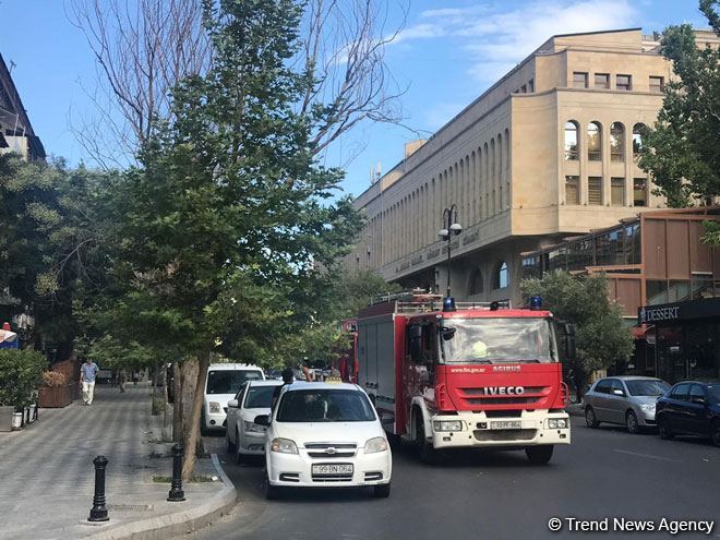 Bakının mərkəzində binada yanğın başlayıb (FOTO)