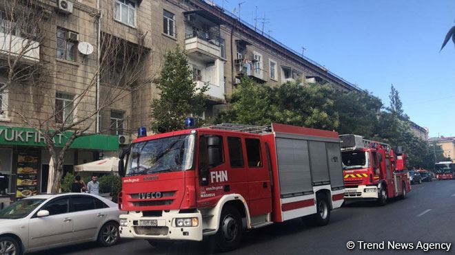 Bakının mərkəzində binada yanğın başlayıb (FOTO)