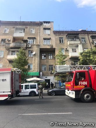 Bakının mərkəzində binada yanğın başlayıb (FOTO)