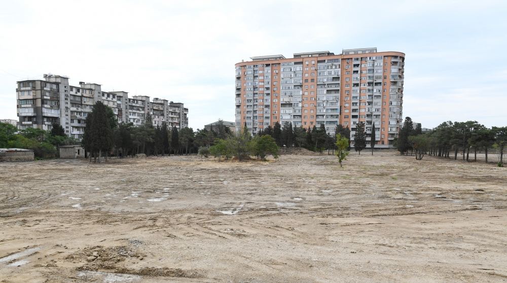 Prezident İlham Əliyev və birinci xanım Mehriban Əliyeva Yasamal rayonunda salınacaq meşə tipli yeni parkda görüləcək işlərlə tanış olublar (FOTO) (YENİLƏNİB)