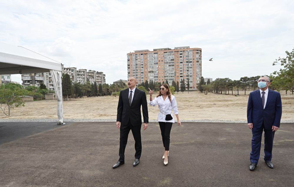Prezident İlham Əliyev və birinci xanım Mehriban Əliyeva Yasamal rayonunda salınacaq meşə tipli yeni parkda görüləcək işlərlə tanış olublar (FOTO) (YENİLƏNİB)