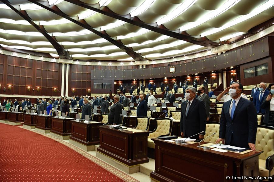 Milli Məclisdə şəhidlərin ruhu yad edilib