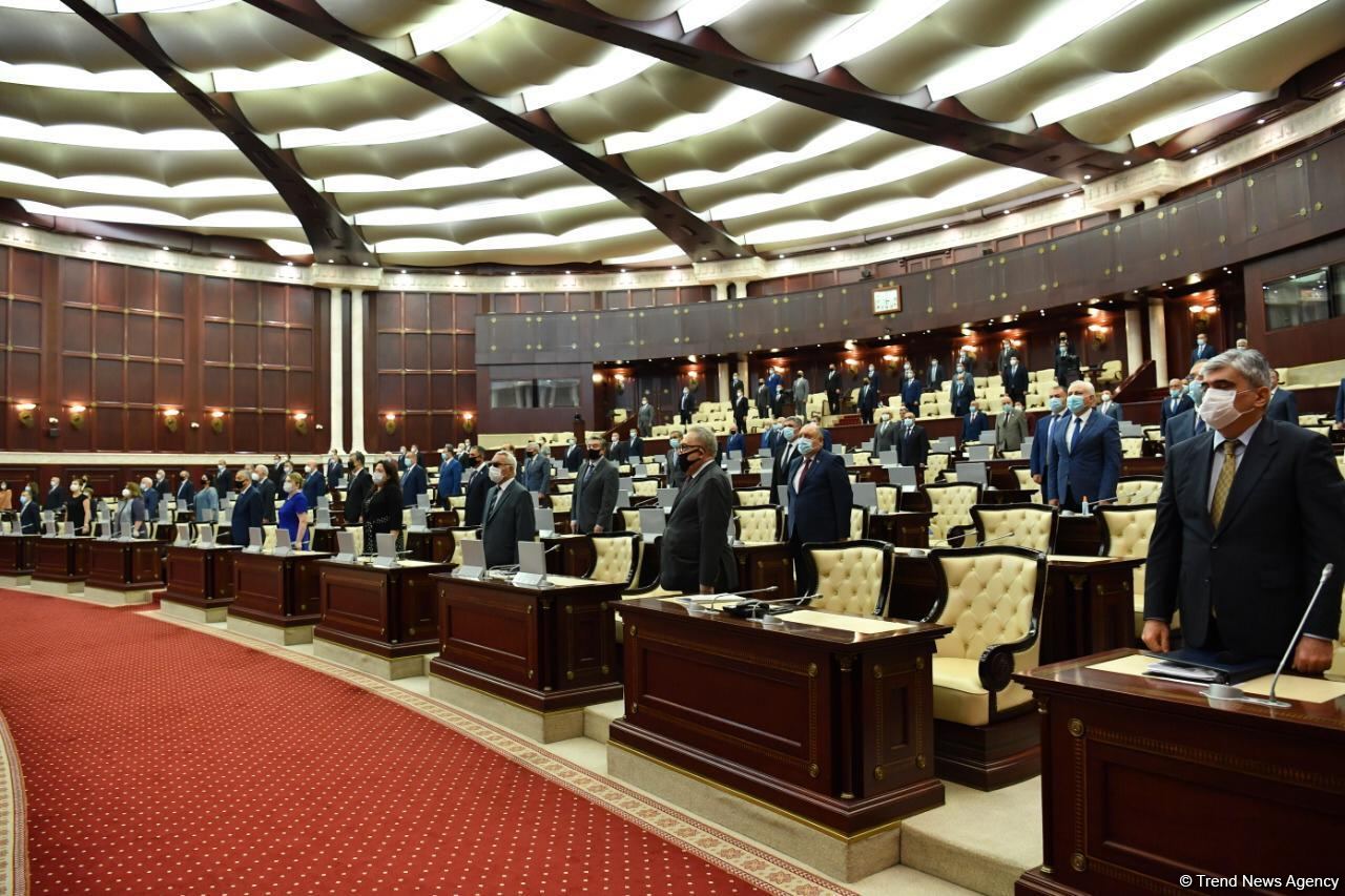 Milli Məclis DSX-nin şəhid hərbçilərinin xatirəsini 1 dəqiqəlik sükutla yad edib