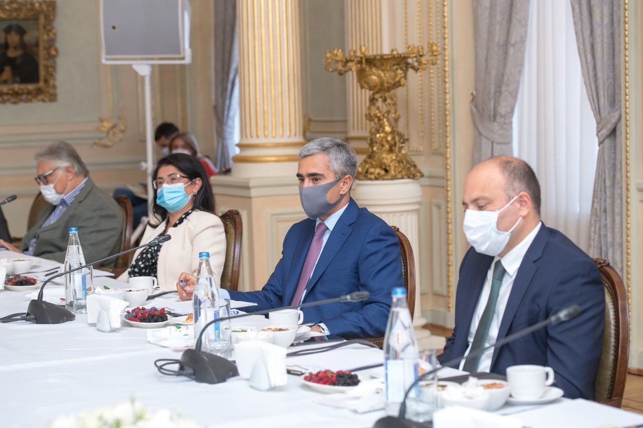 Bir qrup tanınmış mədəniyyət və incəsənət xadimi ilə görüş keçirilib (FOTO)