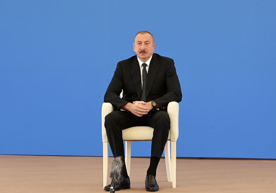 Prezident İlham Əliyev “Qobu” elektrik yarımstansiyasının tikintisi ilə tanış olub (FOTO) (YENİLƏNİB 2)