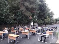 Ağsuda şagirdlər açıq havada imtahan veriblər (FOTO)