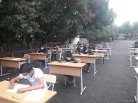 Ağsuda şagirdlər açıq havada imtahan veriblər (FOTO)