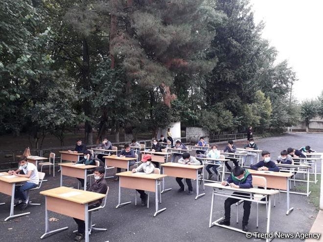 Ağsuda şagirdlər açıq havada imtahan veriblər (FOTO)