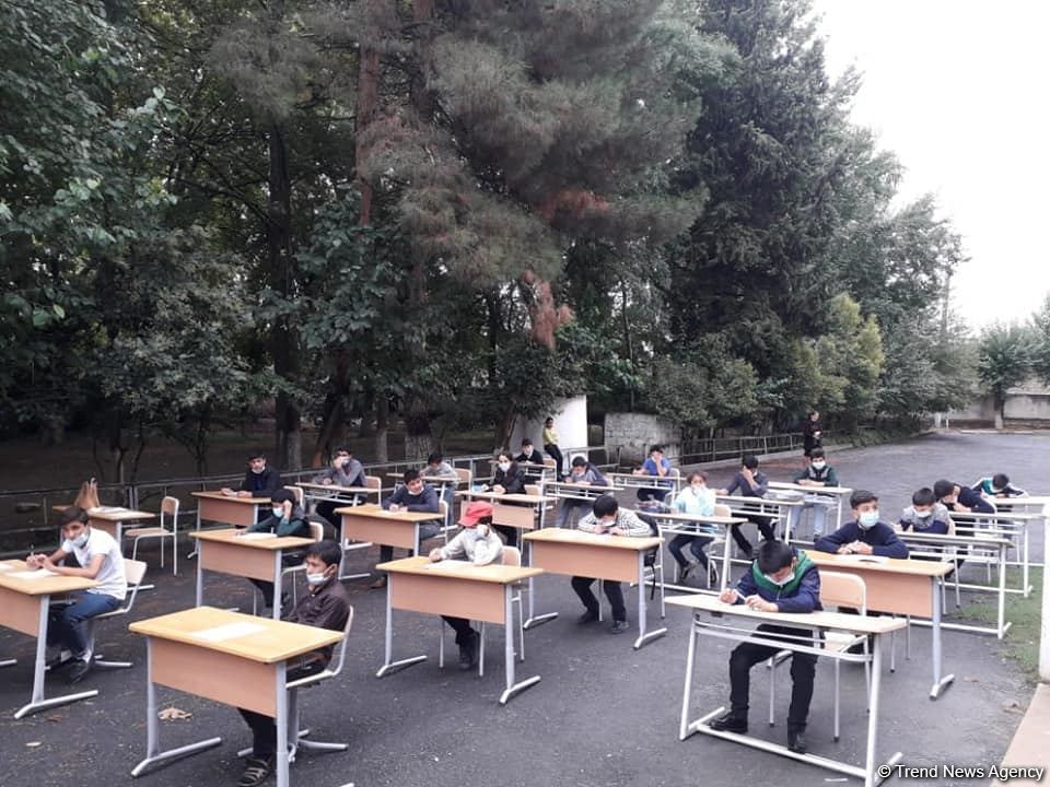 Ağsuda şagirdlər açıq havada imtahan veriblər (FOTO)
