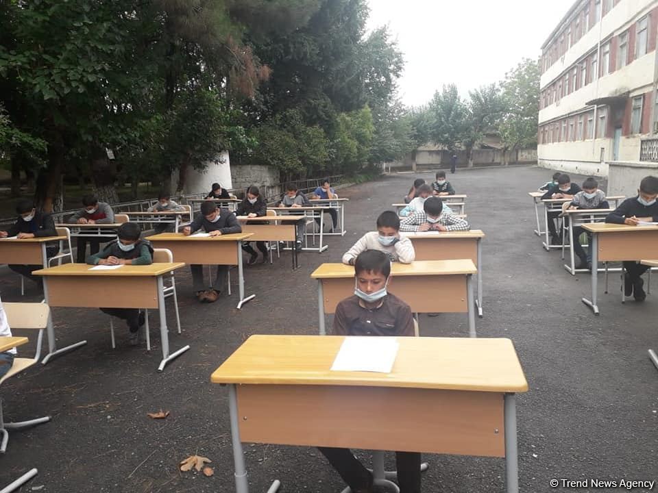 Ağsuda şagirdlər açıq havada imtahan veriblər (FOTO)