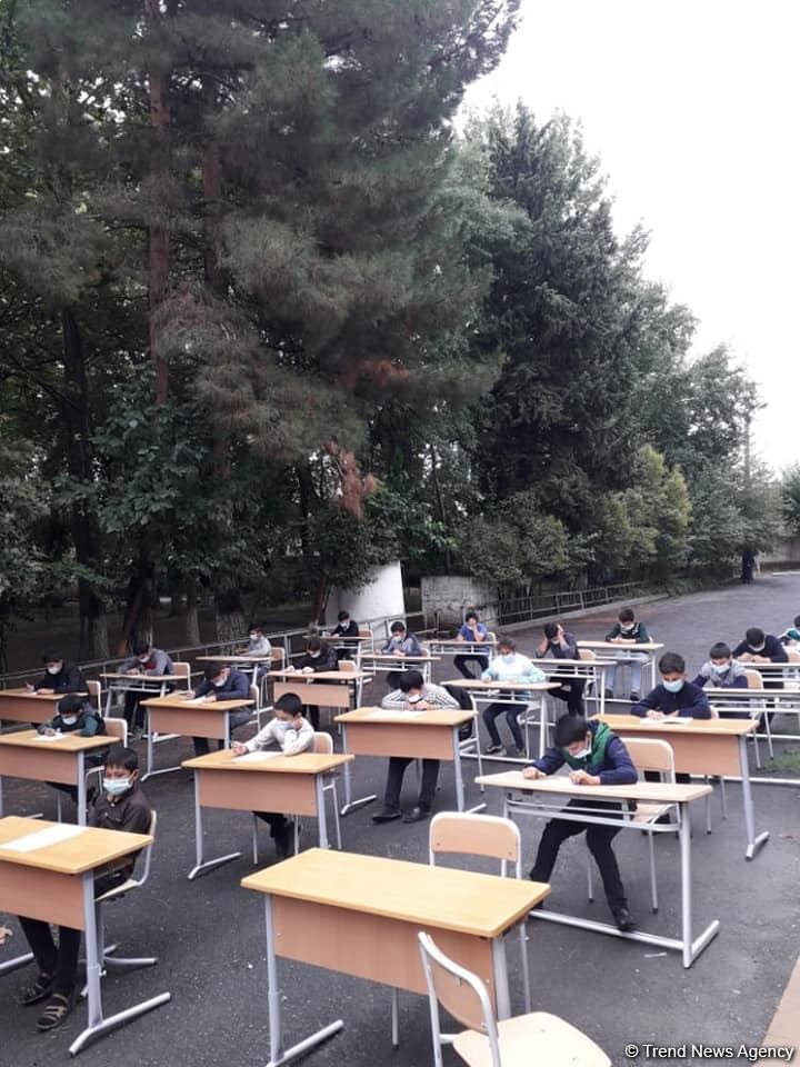 Ağsuda şagirdlər açıq havada imtahan veriblər (FOTO)